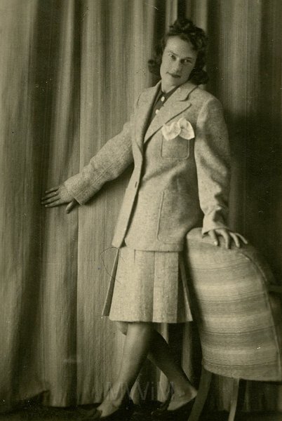 KKE 4749.jpg - Fot. Portret. Emilia Zinowicz (z domu Siemaszko) – siostra Jadwigi Jarzynowskiej (z domu Siemaszko), Jelenia Góra, 1943 r.